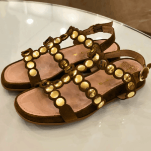 Sandália Rasteira com Aplicações Douradas