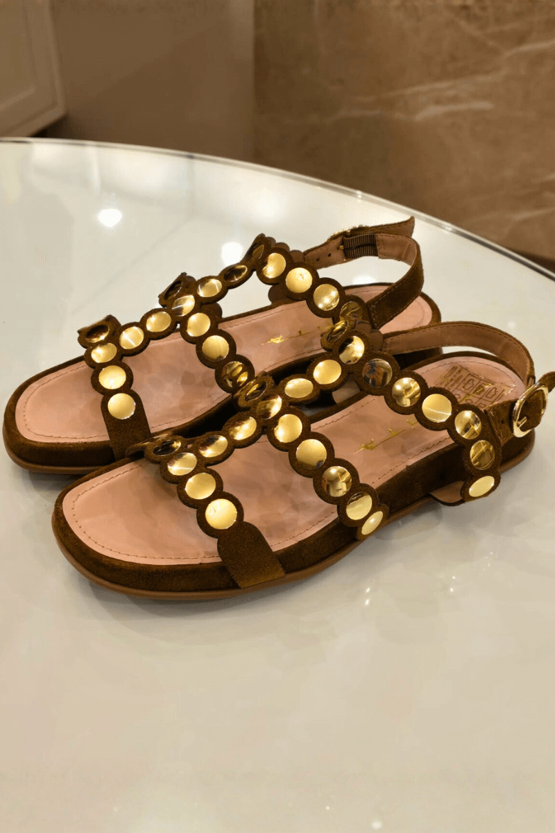 Sandália Rasteira com Aplicações Douradas