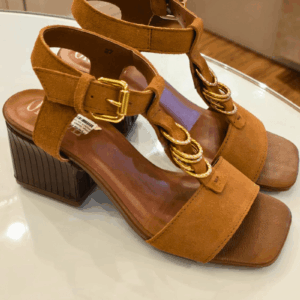 Sandália Camel com Correntes Douradas