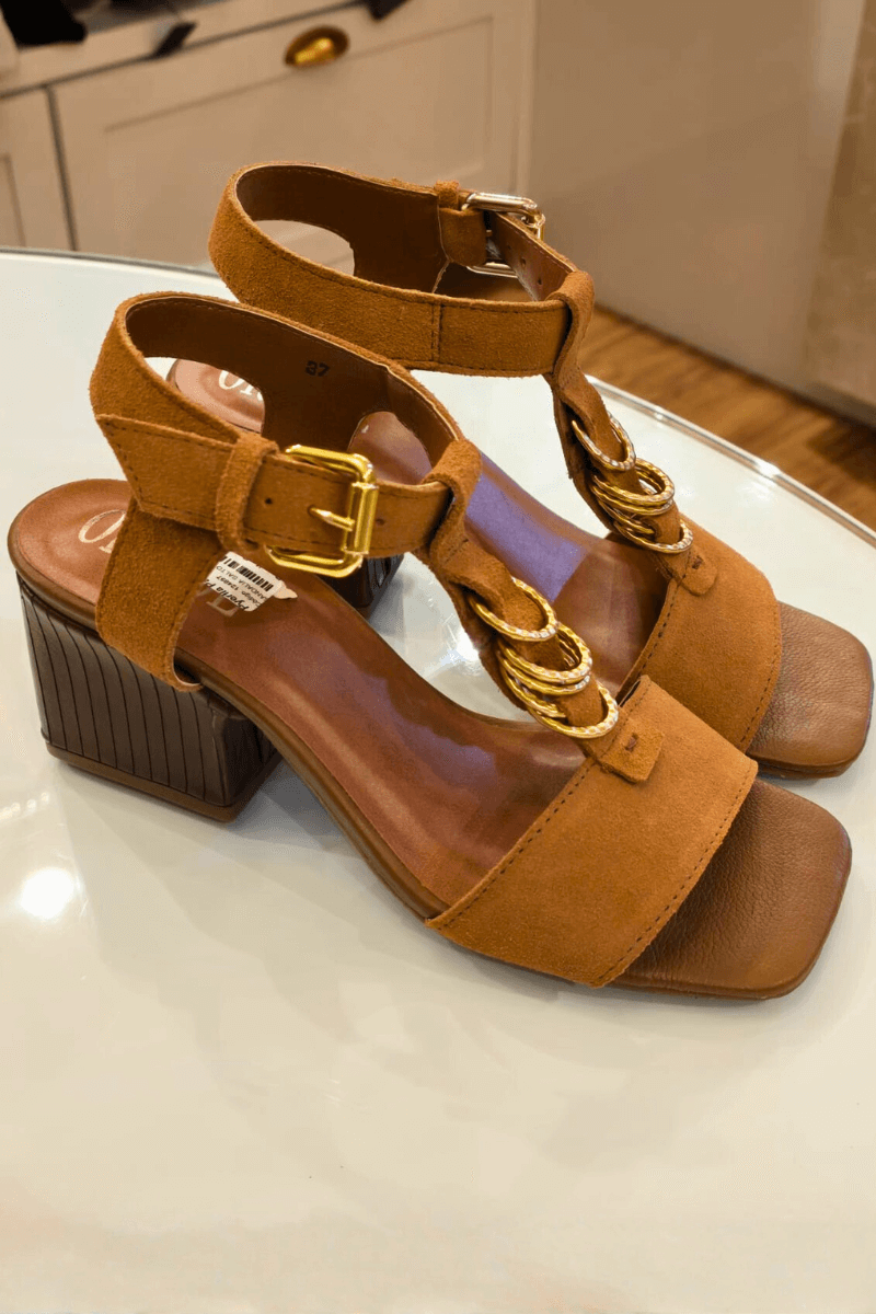 Sandália Camel com Correntes Douradas