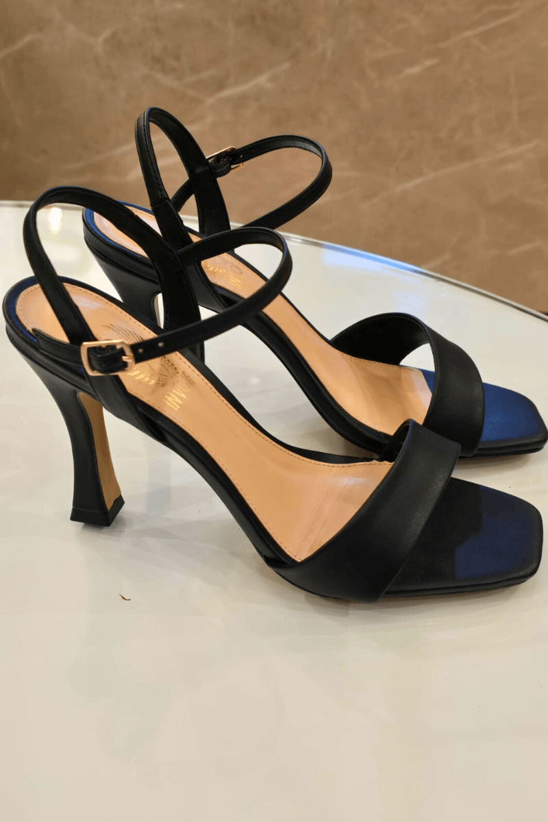 Sandália Preta Minimalista