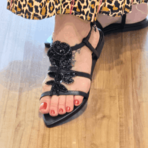 Sandália Rasteira com Flor de Pedraria