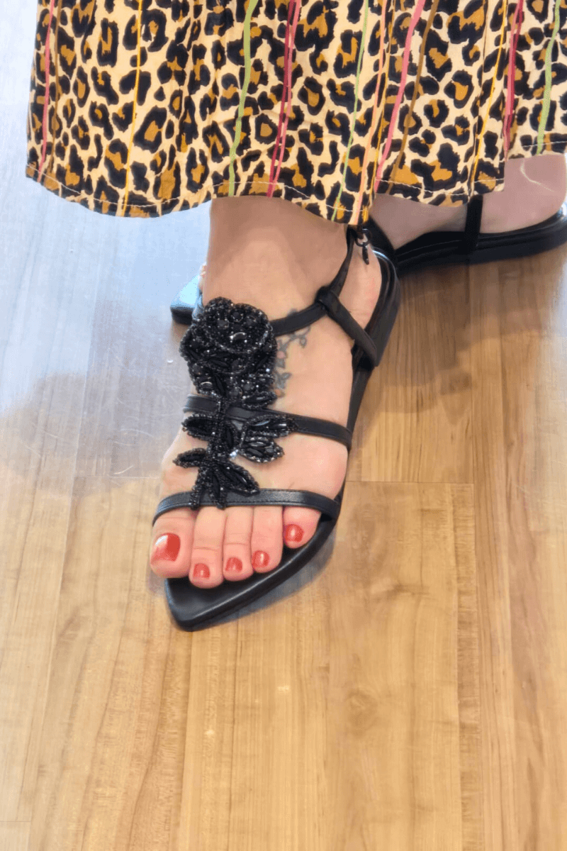 Sandália Rasteira com Flor de Pedraria